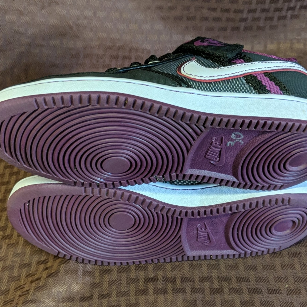 Nike - Picture 7 of 10